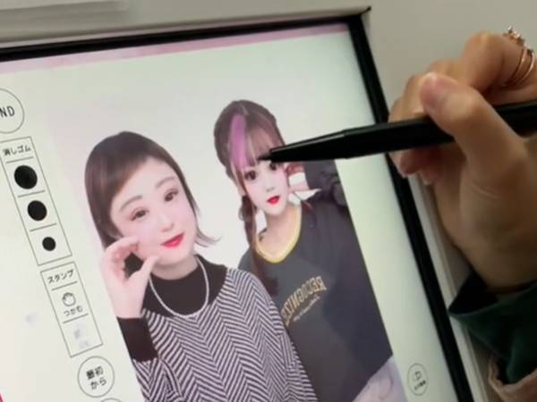 友達の前髪を塗っていると思ったら？『続く行動』に笑いの渦が巻き起こる