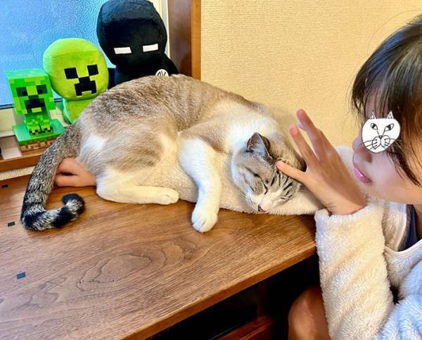 「学校…行かないで…」　外出を全力阻止する猫に悶絶！