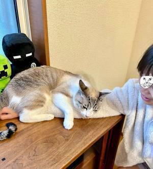 「学校…行かないで…」　外出を全力阻止する猫に悶絶！