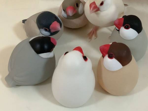 おもちゃの文鳥に紛れていたのは…　「円卓の騎士！？」「混ざりたい」
