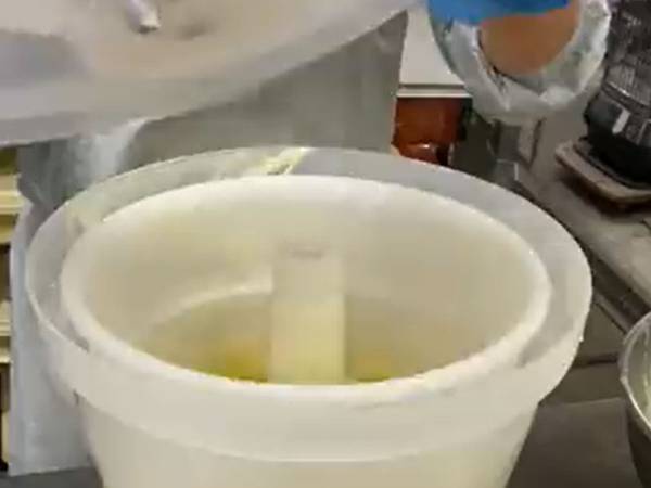 何に使うんだ…　和菓子店にある野菜の水切りスピナーの使い道が意外！