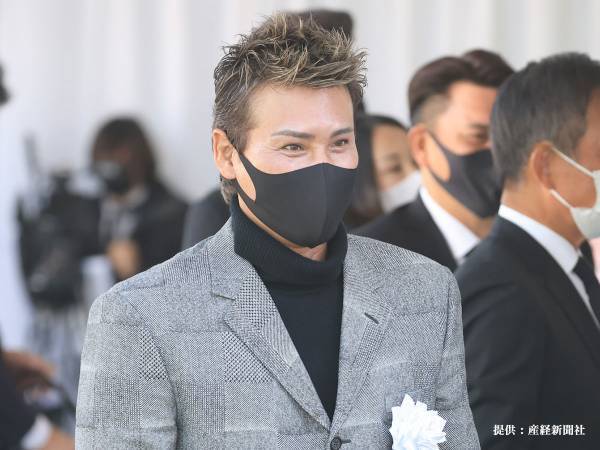 新庄剛志監督の義理人情に称賛の声　『しのぶ会』での衣装に反響