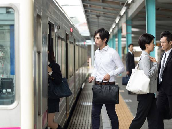 遅延でイライラする中、駅員が臨時アナウンス　その内容に「素晴らしい！」「まさにグッジョブ」