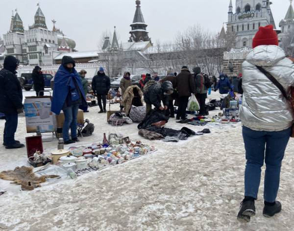 海外で行われていたフリーマーケット　その様子に「映画のワンシーンにありそう」