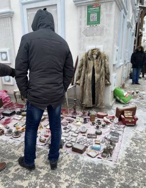 海外で行われていたフリーマーケット　その様子に「映画のワンシーンにありそう」