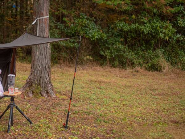 冬にキャンプをする女性　その姿が「新種の生き物」「面白すぎ」