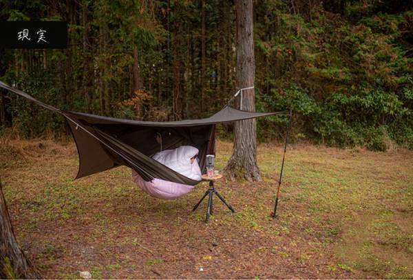 冬にキャンプをする女性　その姿が「新種の生き物」「面白すぎ」