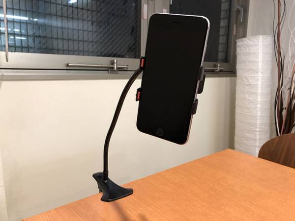 セリアのスマホスタンドおすすめ７選！　折りたたみ、アーム式などをご紹介