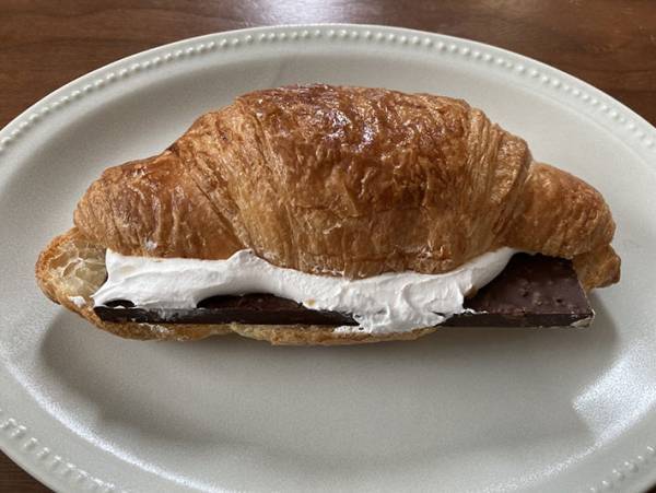 チョコのボリュームがやばい ローソンの限定商品チョコクロワッサンサンドにメロメロ