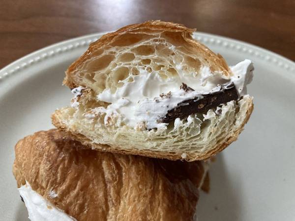チョコのボリュームがやばい ローソンの限定商品チョコクロワッサンサンドにメロメロ
