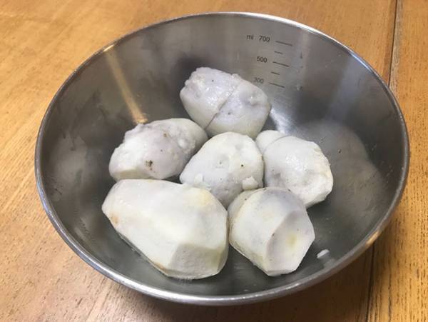 里芋の皮むきと下ゆでを一気に済ませる時短テクとは？