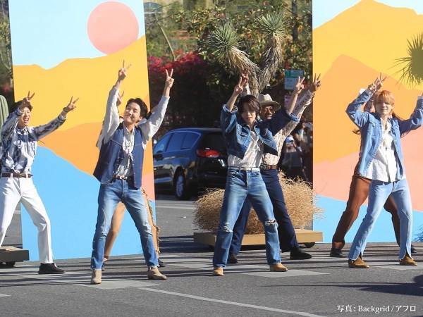 その場にいた人はラッキー！　突然、交差点で踊り始めた人気グループとは？