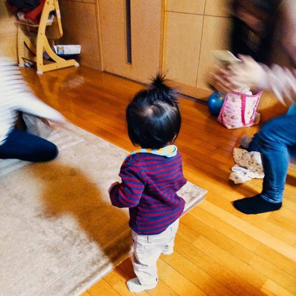 初めて子供が立った瞬間の『両親の姿』が話題に　「爆笑した」「あるある」