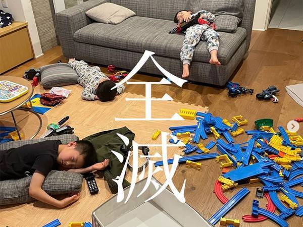 見事なまでの電池切れ…３兄弟の週末の『全滅』写真が話題！