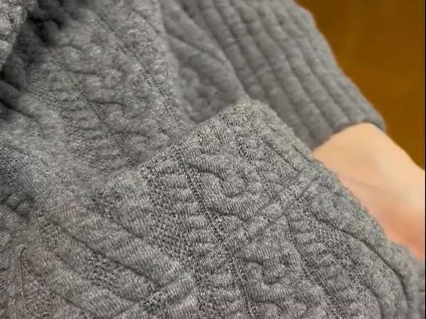 ニットのポケットを拡大した２秒の動画　映っていたものに「とりこになった」