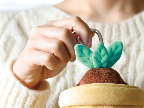 植物型のぬいぐるみ　ポットから引っこ抜いたら…「面白い」「１０個くらい欲しい」