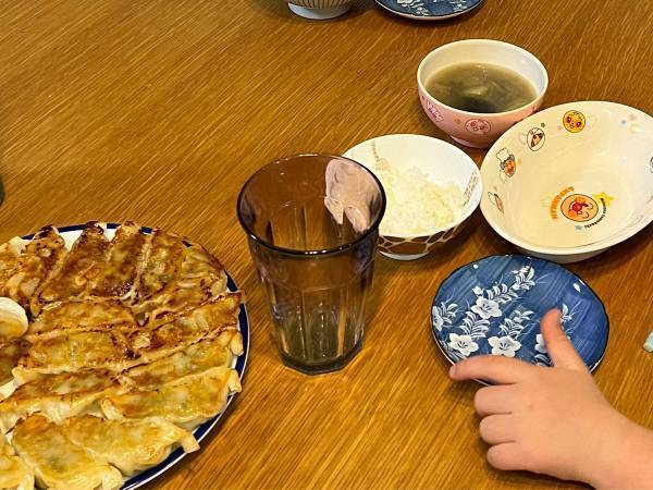 「さあ、食べようか」　父親の席に堂々と座っていたのは…？