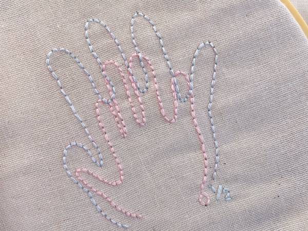 母親のアイディアが素敵！　生まれたばかりの赤ちゃんの手形を…？