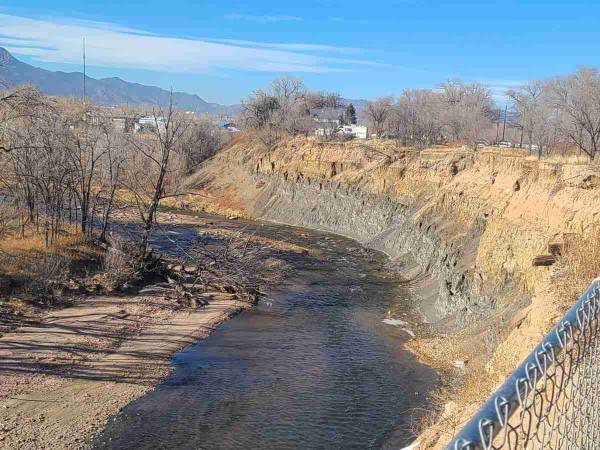 見つけた人がすごい！　崖の途中にある『黒い斑点』の正体は…？