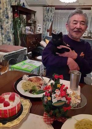 カラスにつつかれていた保護猫　『初めてのクリスマス』の様子にニヤける人が続出！