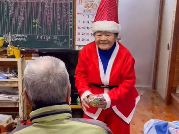 サンタクロースの姿で、ドッキリをしかけた祖母　祖父の様子に「泣けてくる」