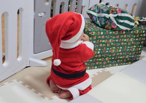 赤ちゃんサンタが休憩中　後ろ姿の破壊力が、半端ない！