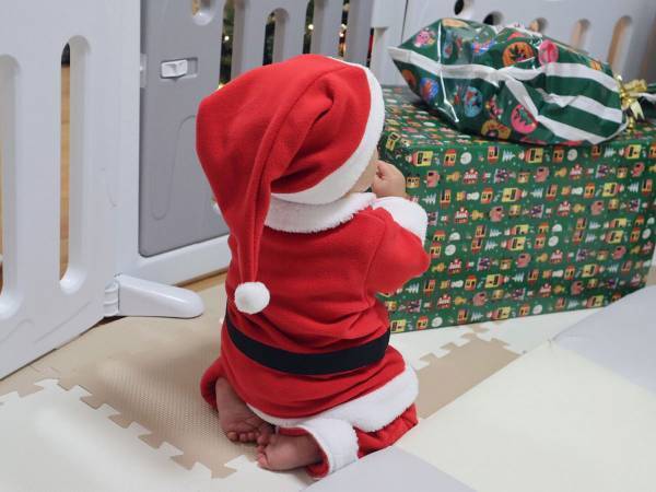 赤ちゃんサンタが休憩中　後ろ姿の破壊力が、半端ない！