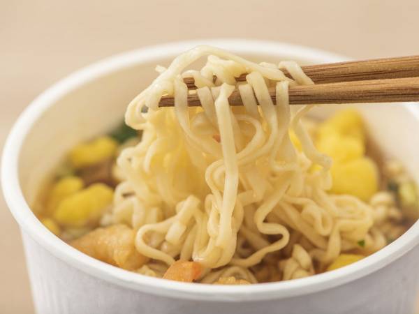 バスケの試合中、床にカップめんをこぼした！？　まさかのオチに「笑った」「すごい発想力」