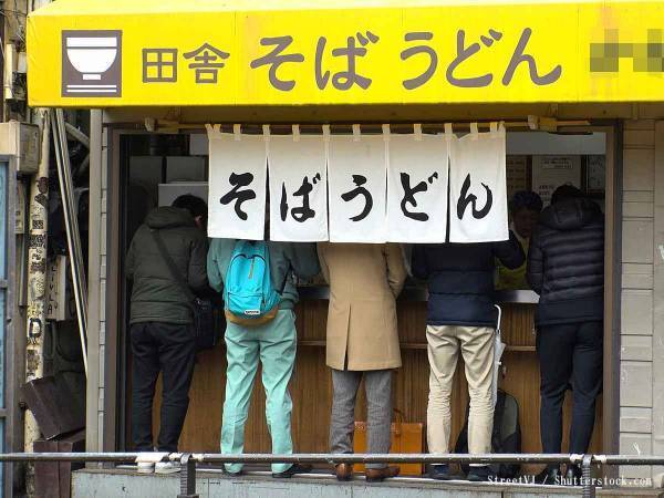 年越しそばはいつ食べる？　妻の実家は『夕飯派』だったけど、夫はそれじゃ物足りなくて…