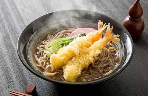 年越しそばはいつ食べる？　妻の実家は『夕飯派』だったけど、夫はそれじゃ物足りなくて…