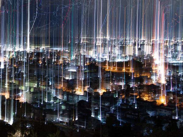 夜景の撮影中、三脚を倒してしまった結果…！？　奇跡の１枚に「街消滅の瞬間か？」「爆笑した」