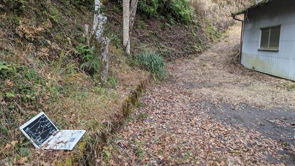 謎の看板に、ネットがざわざわ…　「もはや怖い」「すごい違和感」