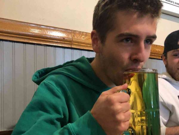 ２１歳の誕生日をビールで祝った男性に５４万「いいね」　理由に涙があふれる