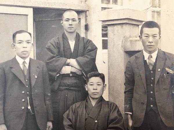 家で発見した、古い写真　写り込んだモノに、１０万人が驚き！