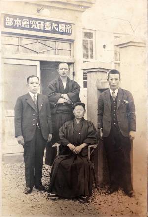 家で発見した、古い写真　写り込んだモノに、１０万人が驚き！