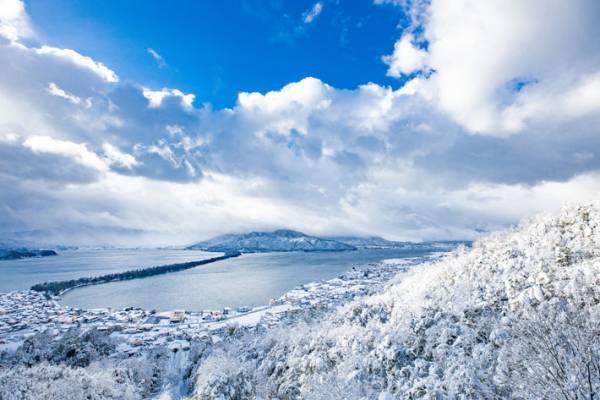「圧巻の美しさ」　冬の天橋立、空を見上げると？