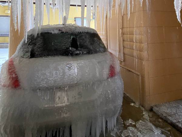 大雪の日に出勤したら、駐車場で驚くべき光景が…　「雪国怖すぎ」「戦慄した…」