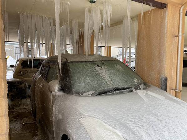 大雪の日に出勤したら、駐車場で驚くべき光景が…　「雪国怖すぎ」「戦慄した…」