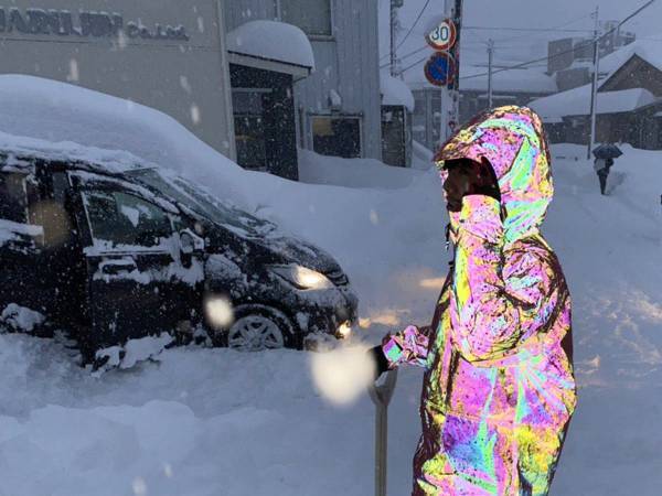 雪かき中の姿に「目を疑った」「三度見しちゃいそう」　強すぎるパーカーが話題に