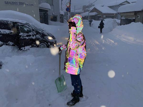 雪かき中の姿に「目を疑った」「三度見しちゃいそう」　強すぎるパーカーが話題に