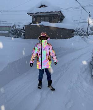 雪かき中の姿に「目を疑った」「三度見しちゃいそう」　強すぎるパーカーが話題に
