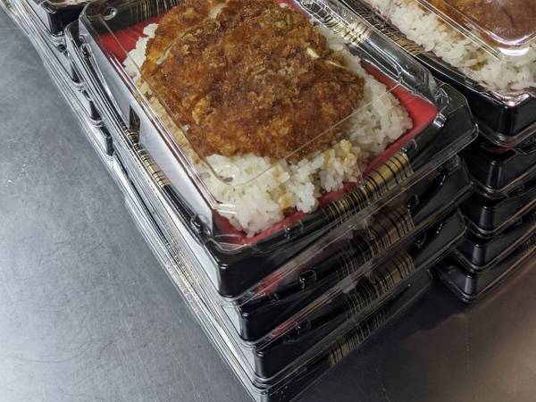 立ち往生のドライバーにカツ丼の店主が無料で？　その行動に称賛の声が相次ぐ