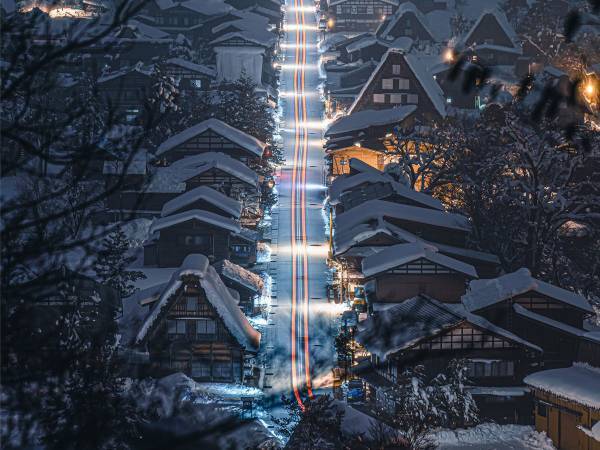 白川郷が『バック・トゥ・ザ・フューチャー』に！？　偶然撮れた写真がコチラ