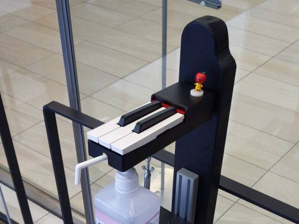 「芸が細かい」「ナイスアイディア！」　ヤマハの『消毒液スタンド』が話題に