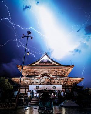 「特撮映画みたい」「神が降臨しそう」　寺で撮った『奇跡の１枚』がこちら