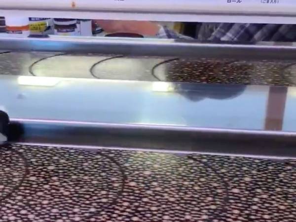 回転寿司のレーンで流れてきたのは…？　まさかの光景に、吹き出す人が続出