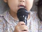 「たまらない」「ずっと見てられる」　２歳の女の子が歌う童謡がかわいすぎる！