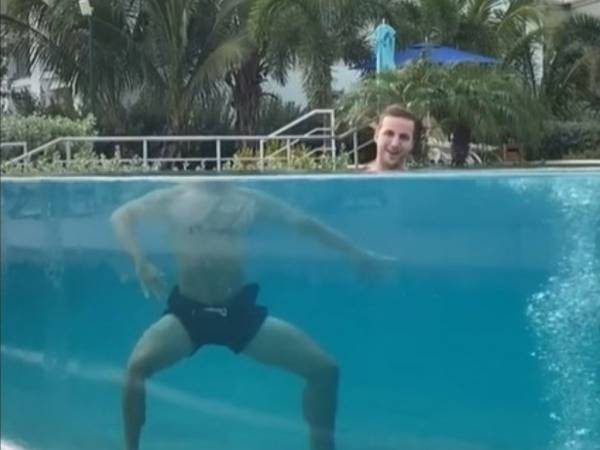 プールに入った男性の動画に爆笑！　「脳がついていかない」「笑いをありがとう」