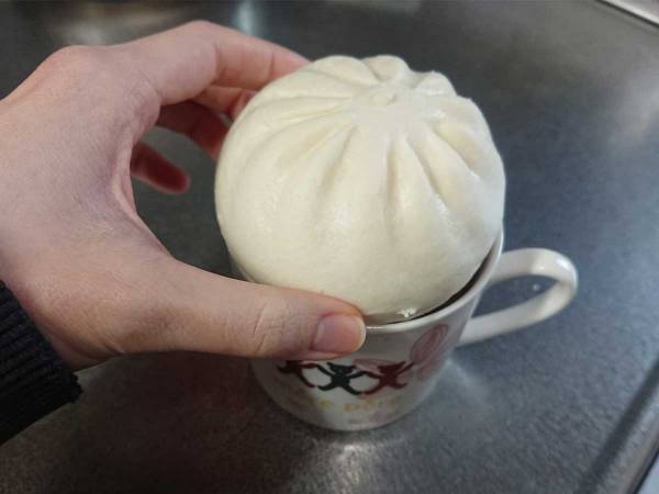 「試してみる」「知らなかった」マグカップの上に『肉まん』をのせると…？