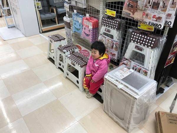 ホームセンターで休憩する女の子　その表情に「渋すぎる」「吹き出した」